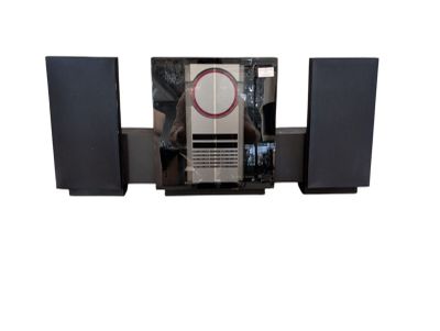 une photo d'une chaîne hi-fi avec des enceintes dessus