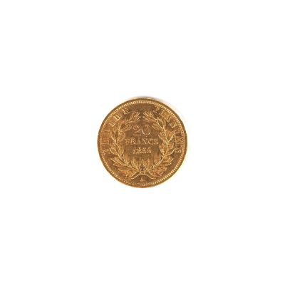 gros plan d'une pièce d'or sur fond blanc
