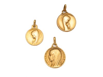 trois pendentifs en forme de pièces d'or représentant le portrait d'un homme et d'une femme