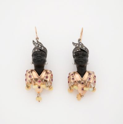 deux paires de boucles d'oreilles ornées de pierres noires et roses