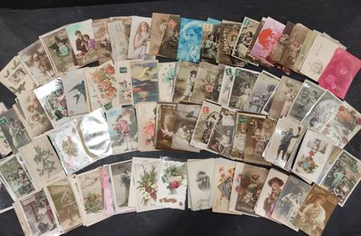 un lot de vieilles cartes postales posées sur une table