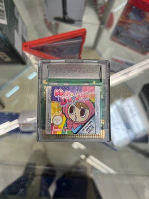 un jeu Nintendo dans une vitrine posée sur une table