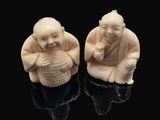 paire de figurines en ivoire sculpté représentant un homme et une femme