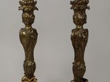 paire de bougeoirs anciens en laiton ornés d'oiseaux et de fleurs