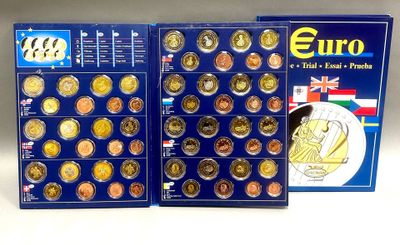 deux boîtes de pièces en euros, dont l'une porte l'effigie d'un homme