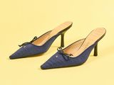 une paire de chaussures à talons hauts bleues sur fond jaune