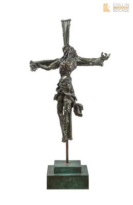 statue représentant un homme sur une croix, posée sur un socle en marbre