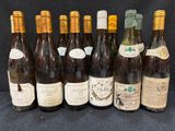 Plusieurs bouteilles de vin sont alignées sur une surface noire