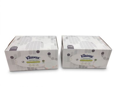 deux boîtes de lingettes pour bébé Kleenex sur fond blanc