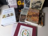 plusieurs livres sont posés sur une table les uns à côté des autres