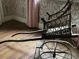 une poussette posée sur un plancher en bois