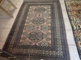 deux tapis posés à même le sol dans une pièce carrelée