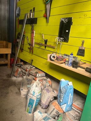 une pièce où sont accrochés tout un tas d'outils au mur