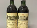 deux bouteilles de vin posées sur une table l'une à côté de l'autre