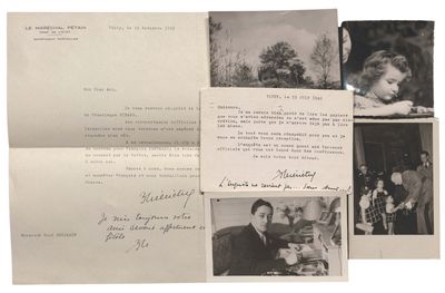 une vieille photo en noir et blanc représentant un tas de lettres et d'images