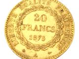 Gros plan sur une pièce d'or ornée d'une couronne.