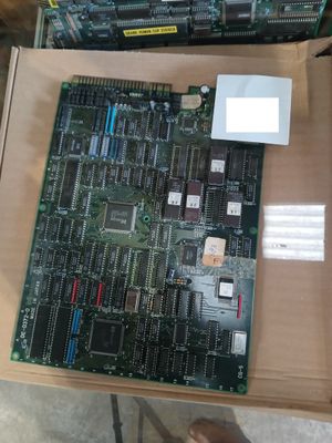 une boîte de composants électroniques posée sur une table