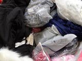 un tas de vêtements dans un sac posé par terre