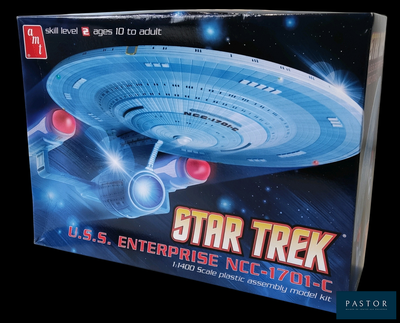 une maquette de l'Enterprise de Star Trek dans une boîte