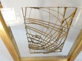 une photo d'une vitrine en verre contenant un panier