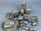 un assortiment d'objets en métal argenté et d'argenterie disposés sur une table