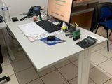 un bureau blanc sur lequel se trouvent un ordinateur et un clavier