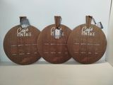 trois plaques en bois exposées sur une étagère