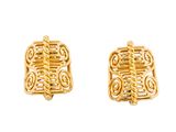 une image d'une paire de boucles d'oreilles en or sur fond blanc