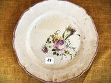 une assiette décorée de fleurs, posée sur une table