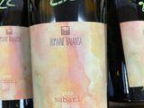 trois bouteilles de vin posées sur une table, l'une à côté de l'autre