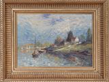 une peinture à l'huile représentant des bateaux sur un plan d'eau, avec une maison en arrière-plan