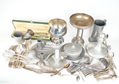 tout un tas de couverts posés sur une table