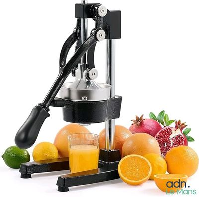 une photo d'un extracteur de jus avec des oranges, des grenades et un verre de jus