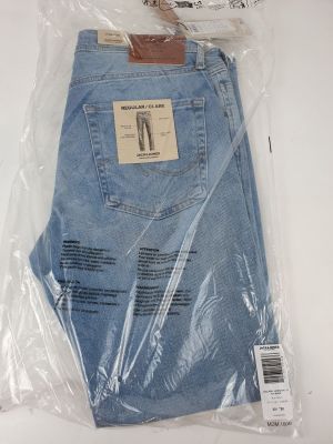 l'arrière d'un jean bleu emballé dans du plastique
