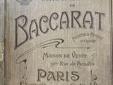 une pancarte sur laquelle est écrit « baccarat » en français, sur une toile de burlock