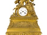 une horloge en or posée sur une table