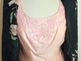une robe et une veste sur un mannequin, un mannequin, un mannequin, un mannequin, un mannequin, un mannequin, un mannequin, un mannequin