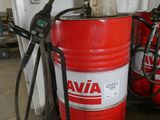 deux fûts rouges placés l'un à côté de l'autre dans un garage