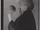 photographie en noir et blanc d'une femme tenant un miroir et regardant son reflet