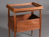 une vieille table en bois sur laquelle se trouve un porte-revues