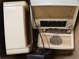 une vieille radio et un réfrigérateur dans un carton