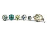 un lot de cinq boutons en céramique présentant différents motifs