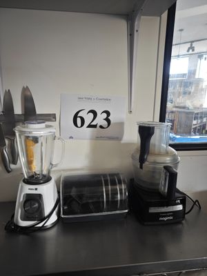 un blender et un mixeur posés sur un comptoir