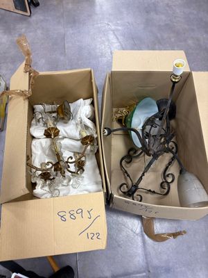 deux boîtes contenant divers objets