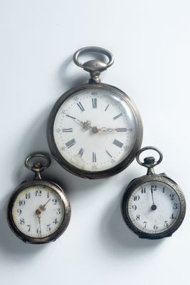 3 montres gousset dont deux cols en argent.