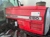 un tracteur rouge garé sur le bord de la route