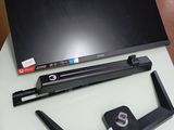 un ordinateur portable posé sur une table