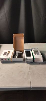 Plusieurs appareils électroniques sont posés sur une table devant un fond noir.