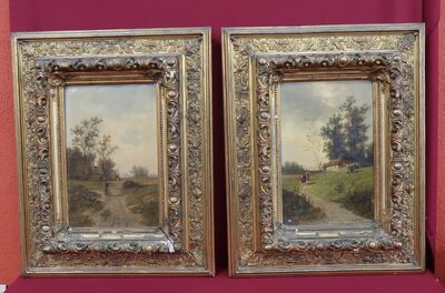 une paire de peintures à l'huile représentant une route de campagne et des arbres, dans un cadre doré
