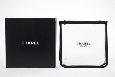 un flacon de parfum Chanel dans un coffret noir sur fond blanc